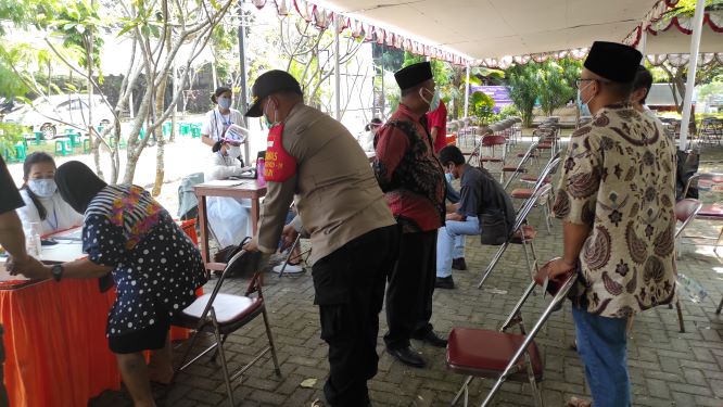 kapolsk pinang membantu lansia